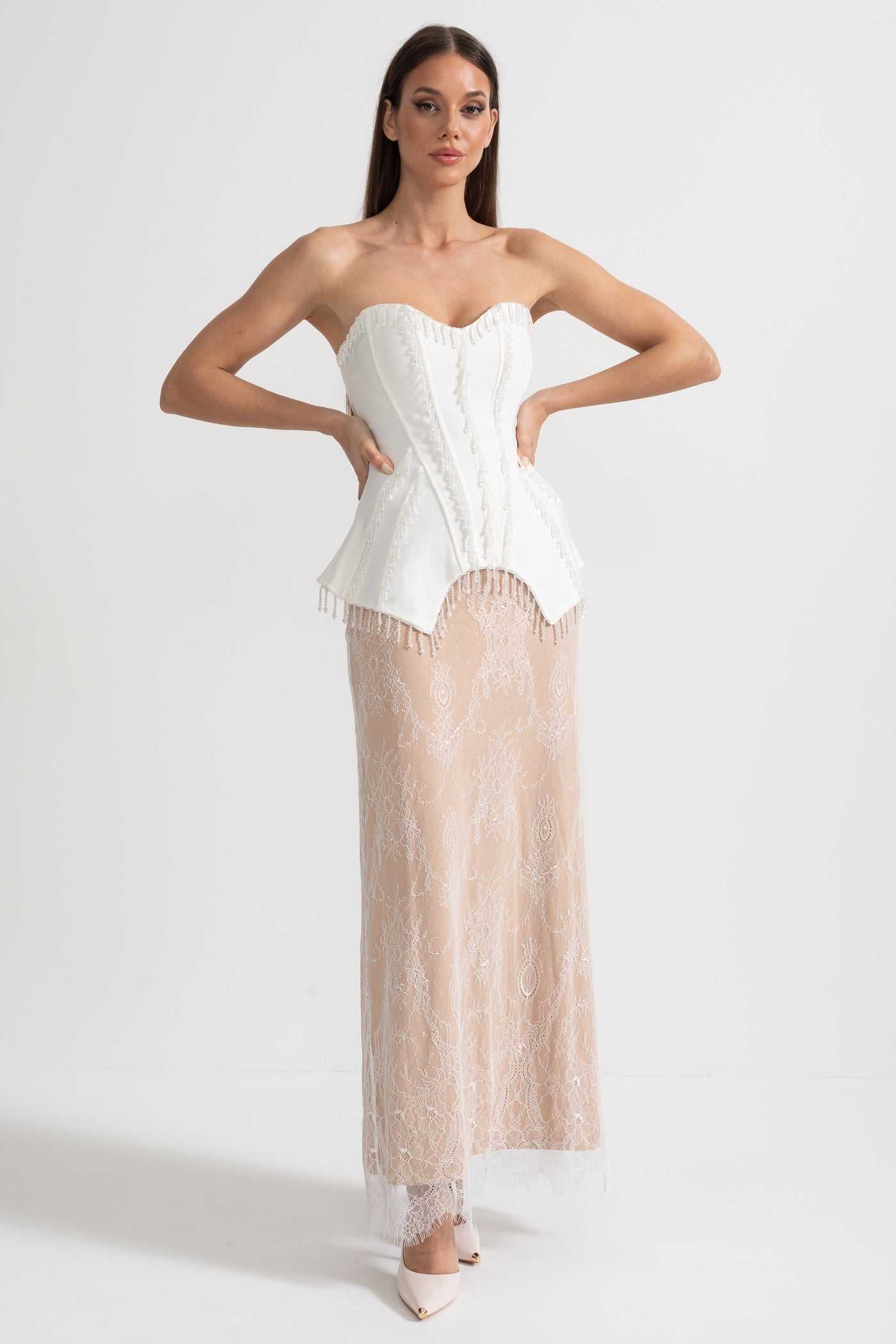 Elegantes Korsettkleid mit Korsett-Top und transparentem Nude-Maxirock - Weiß