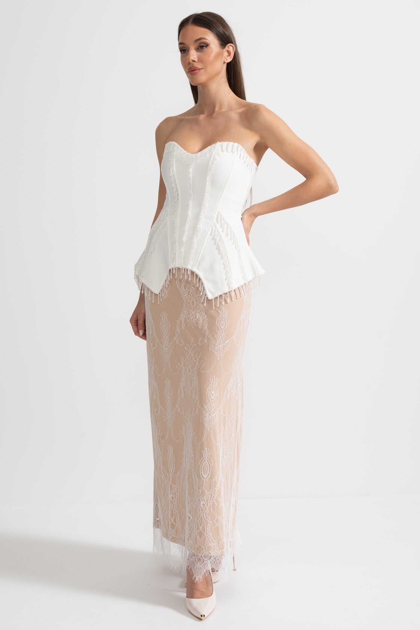 Elegantes Korsettkleid mit Korsett-Top und transparentem Nude-Maxirock - Weiß