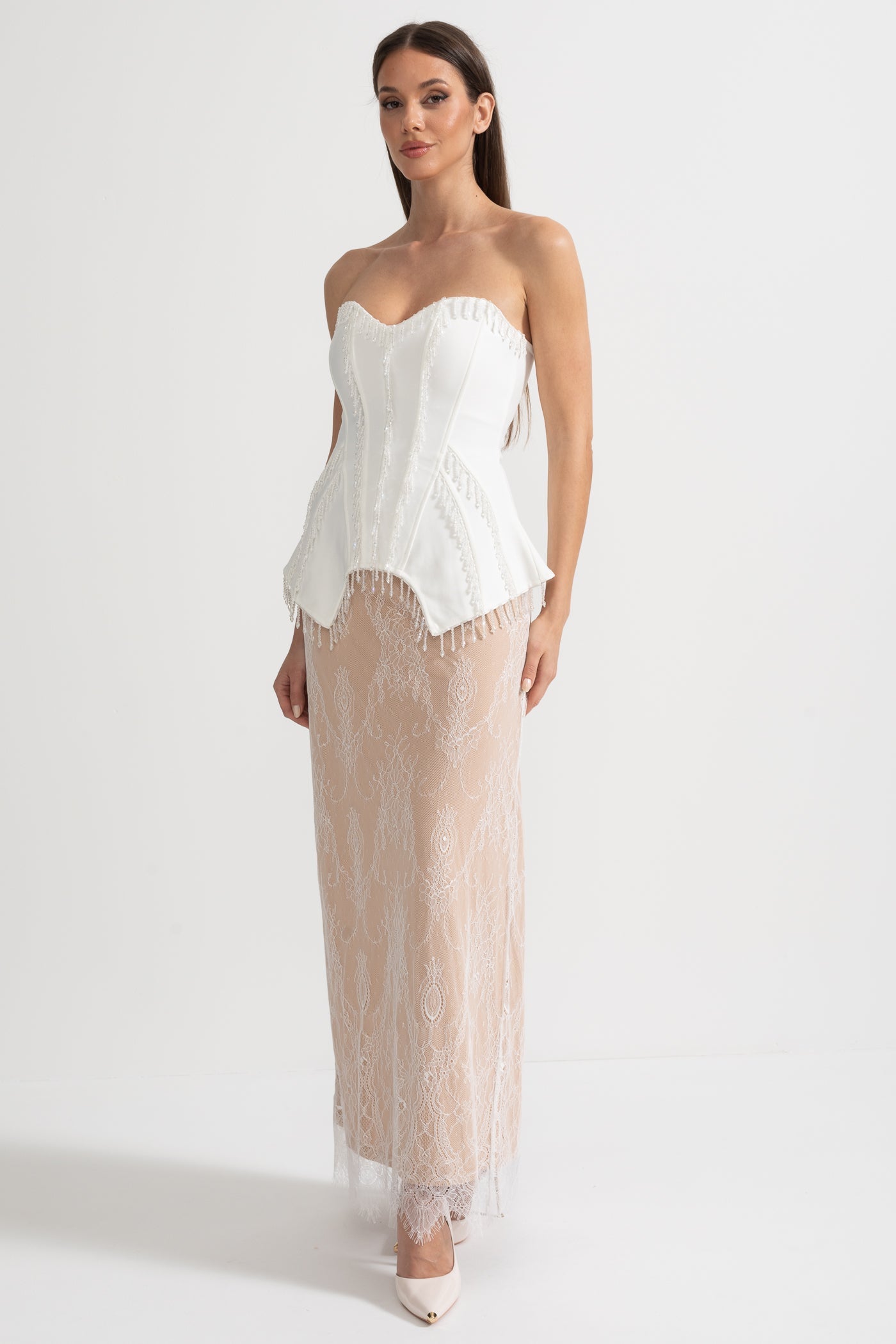 Elegantes Korsettkleid mit Korsett-Top und transparentem Nude-Maxirock - Weiß