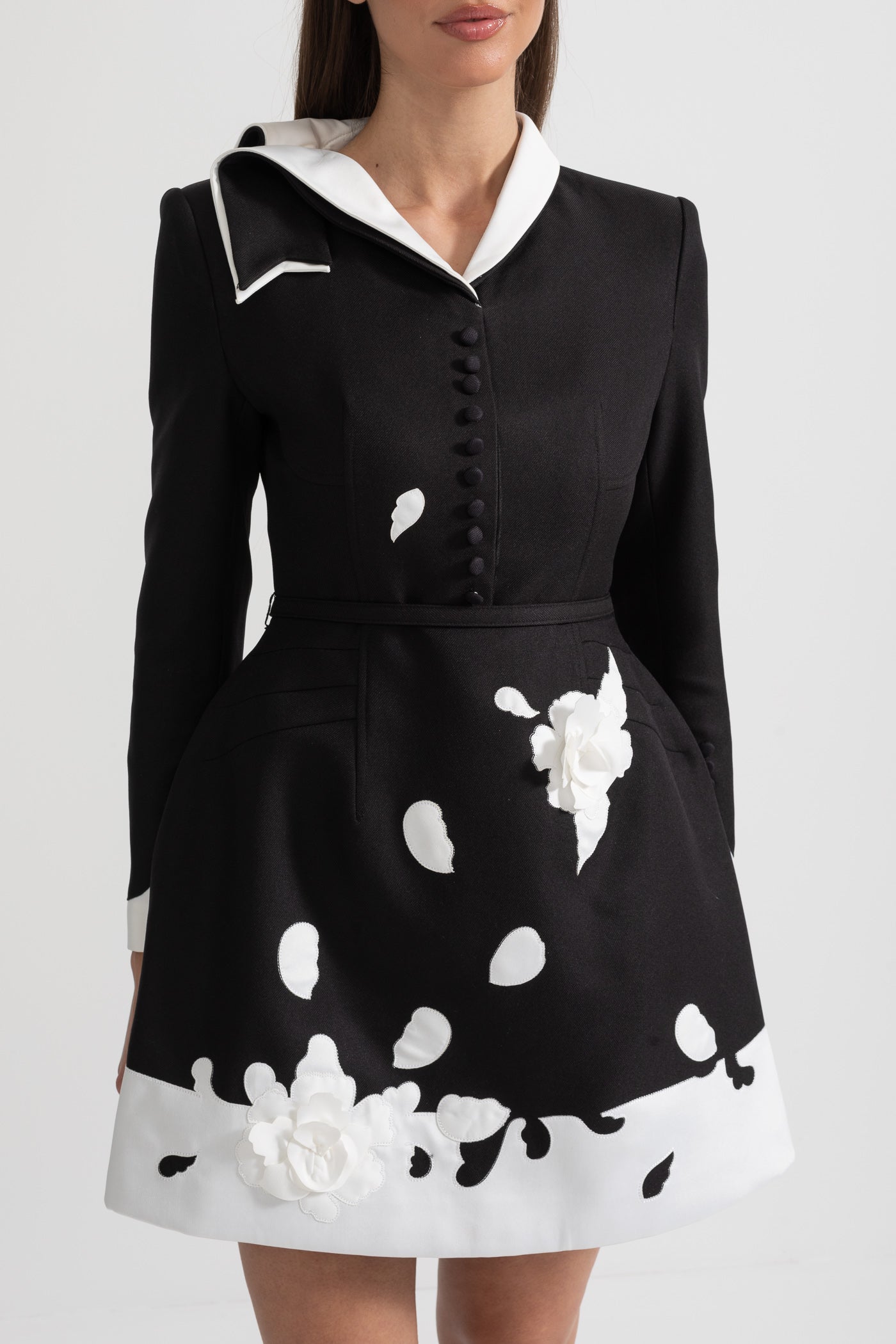 Kleid mit floraler Verzierung, kontrastierendem weißem Kragen und dekorativen Stoffblumen – Schwarz