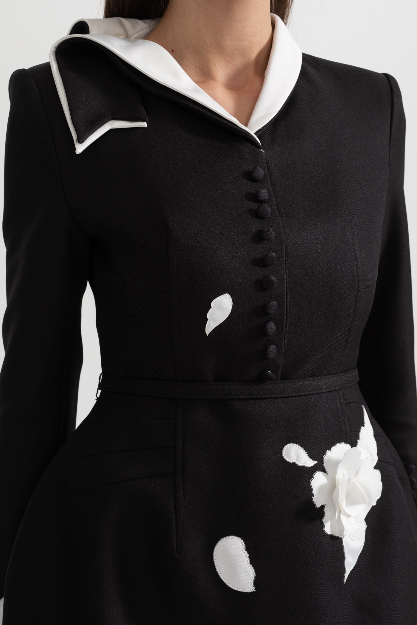 Kleid mit floraler Verzierung, kontrastierendem weißem Kragen und dekorativen Stoffblumen – Schwarz