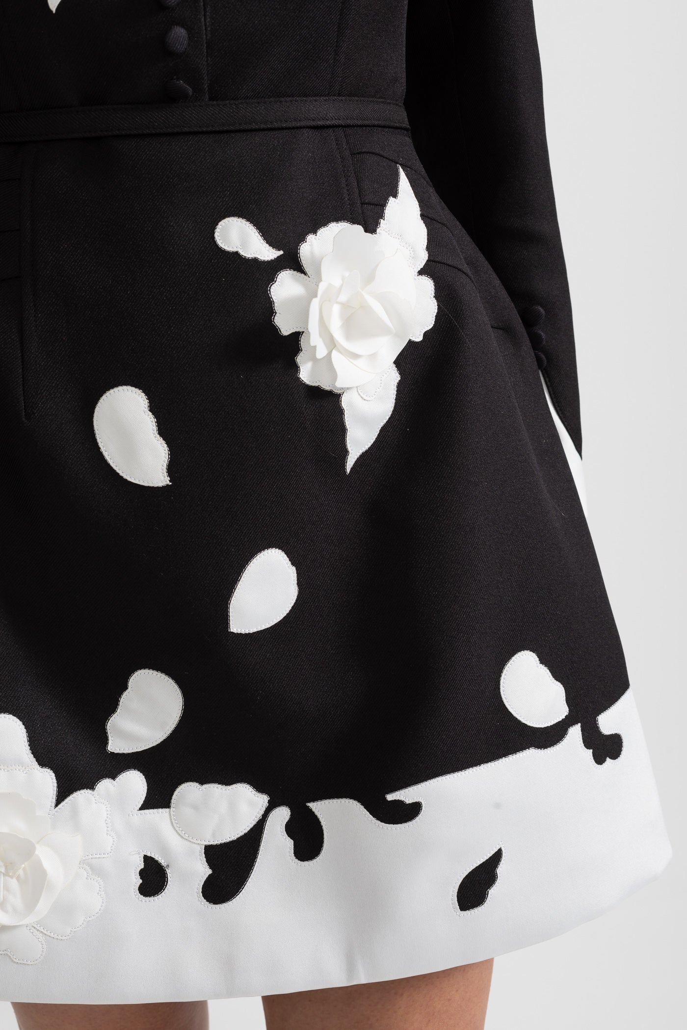 Kleid mit floraler Verzierung, kontrastierendem weißem Kragen und dekorativen Stoffblumen – Schwarz