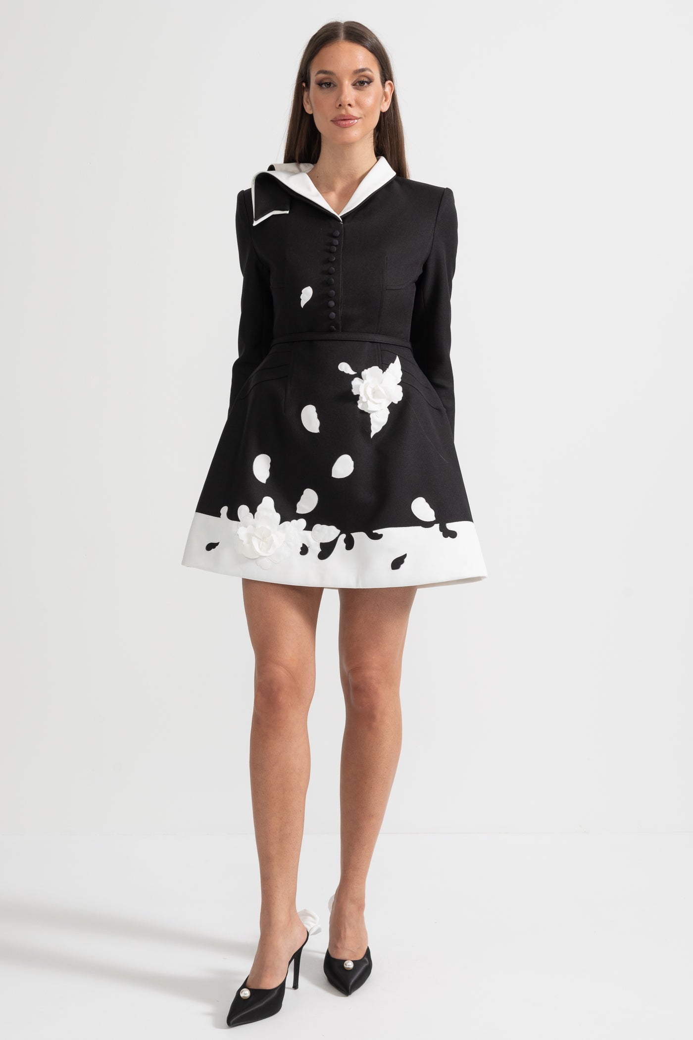 Kleid mit floraler Verzierung, kontrastierendem weißem Kragen und dekorativen Stoffblumen – Schwarz
