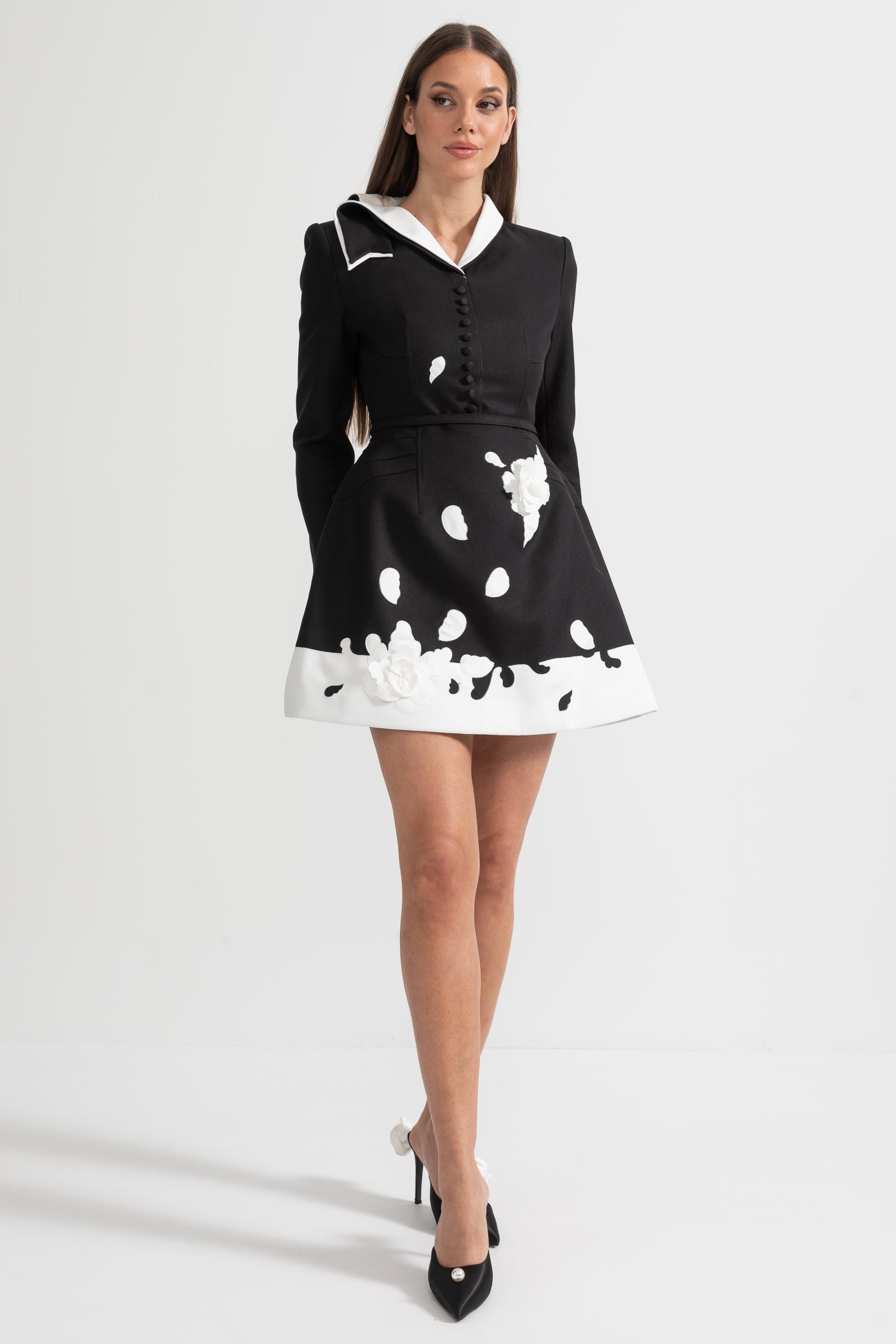 Kleid mit floraler Verzierung, kontrastierendem weißem Kragen und dekorativen Stoffblumen – Schwarz