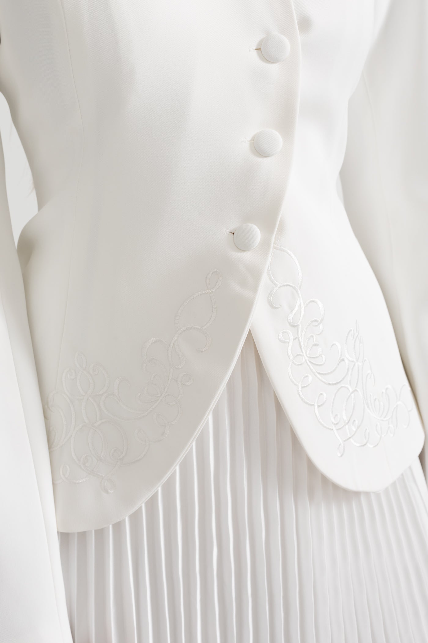 Plissierter Rock und strukturierter Blazer im Set mit dekorativen Nähten – Weiß