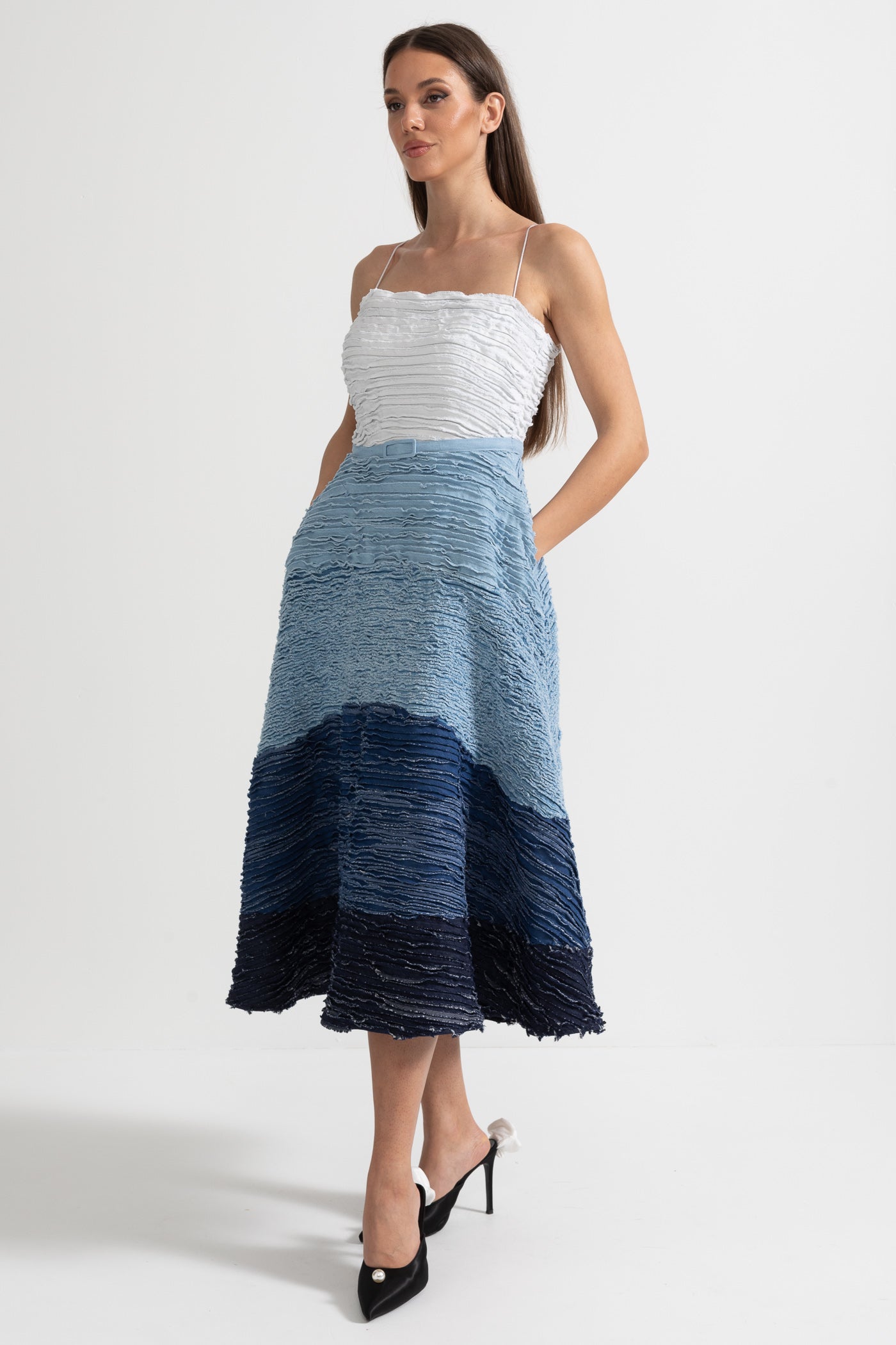Ombre-Midikleid mit texturiertem, geschichtetem Stoff – Weiß/Blau