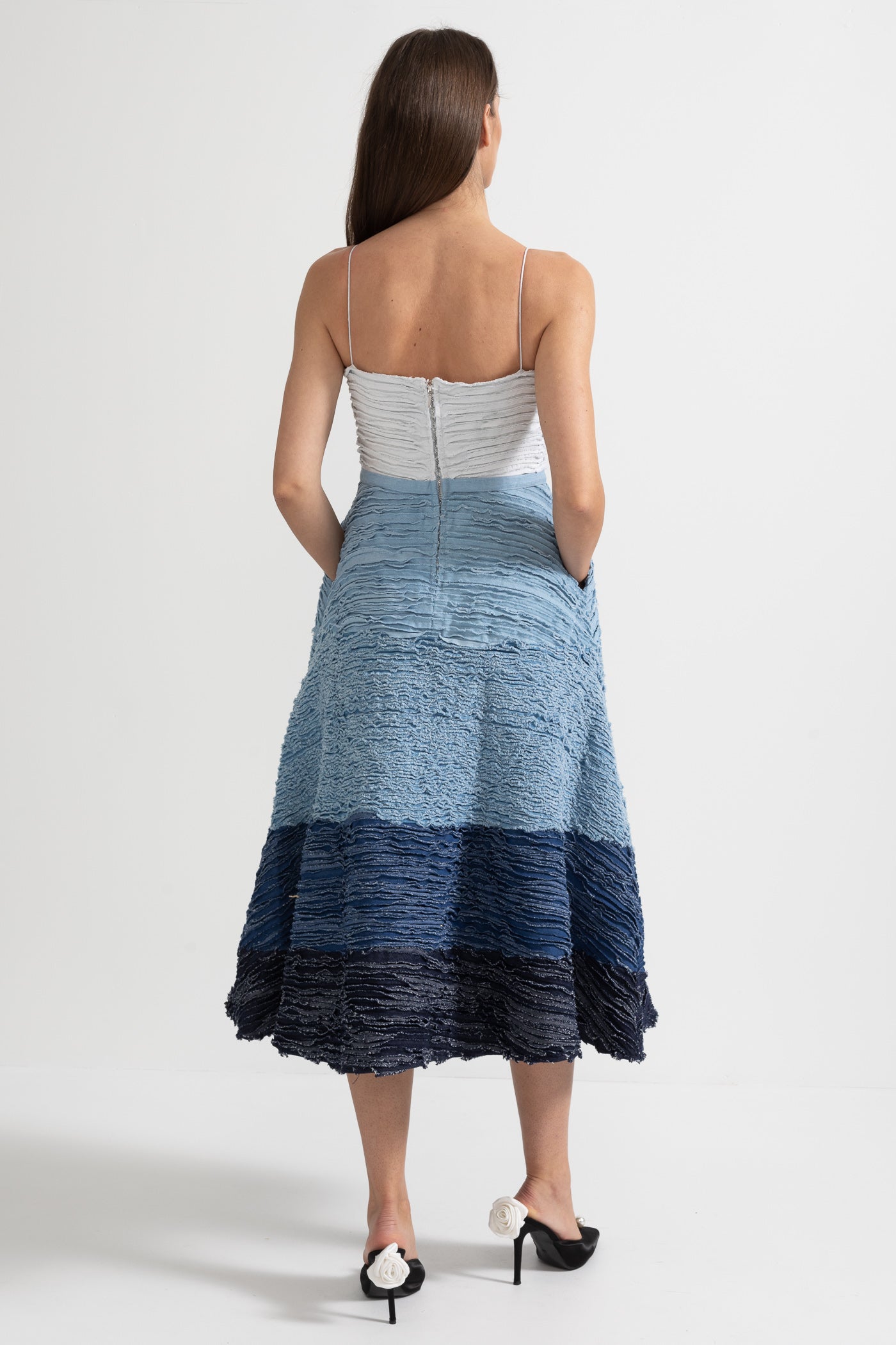 Ombre-Midikleid mit texturiertem, geschichtetem Stoff – Weiß/Blau