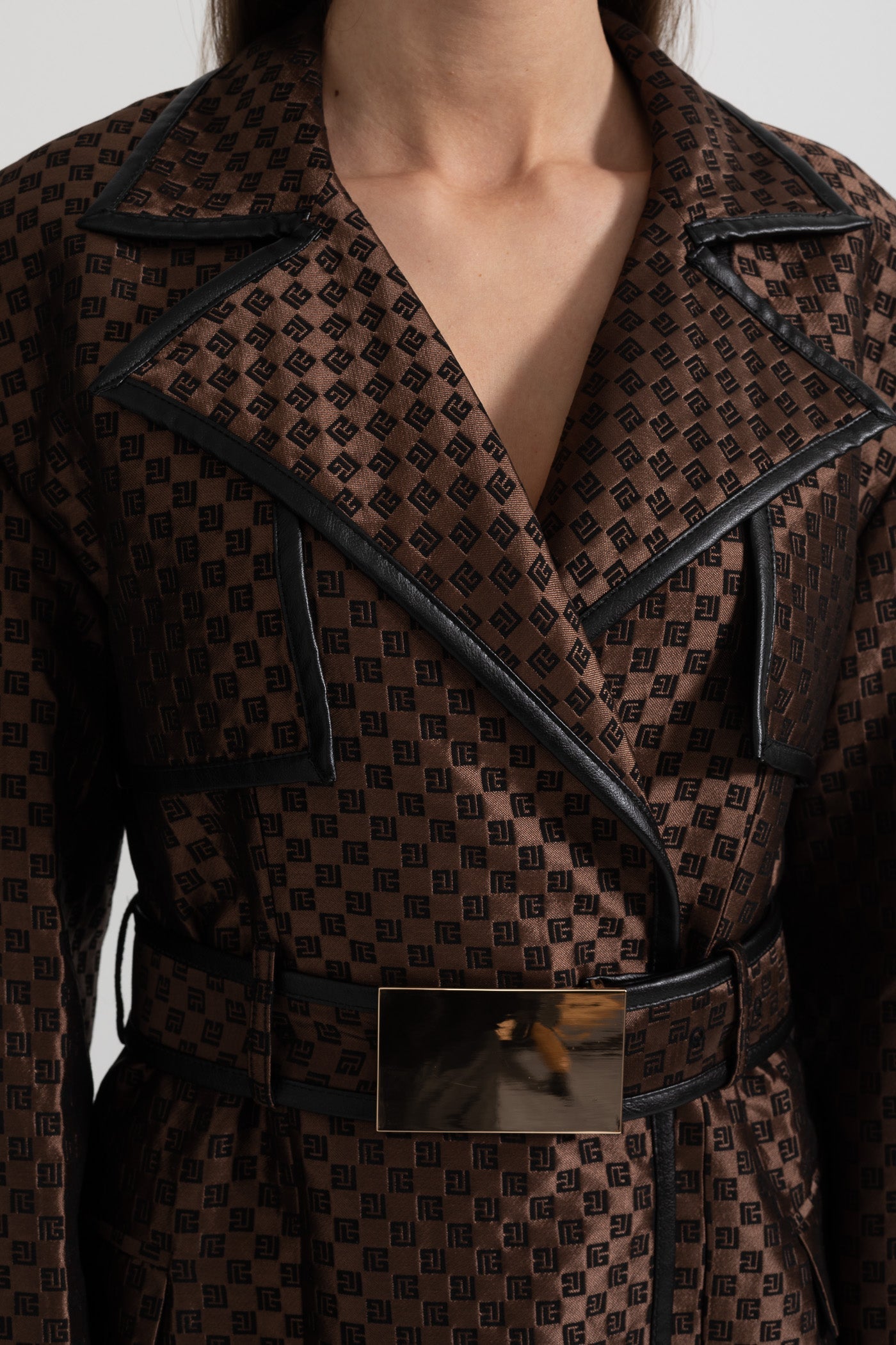 Jacquard-Trenchcoat mit goldener Schnallen-Taillengürtel - Braun