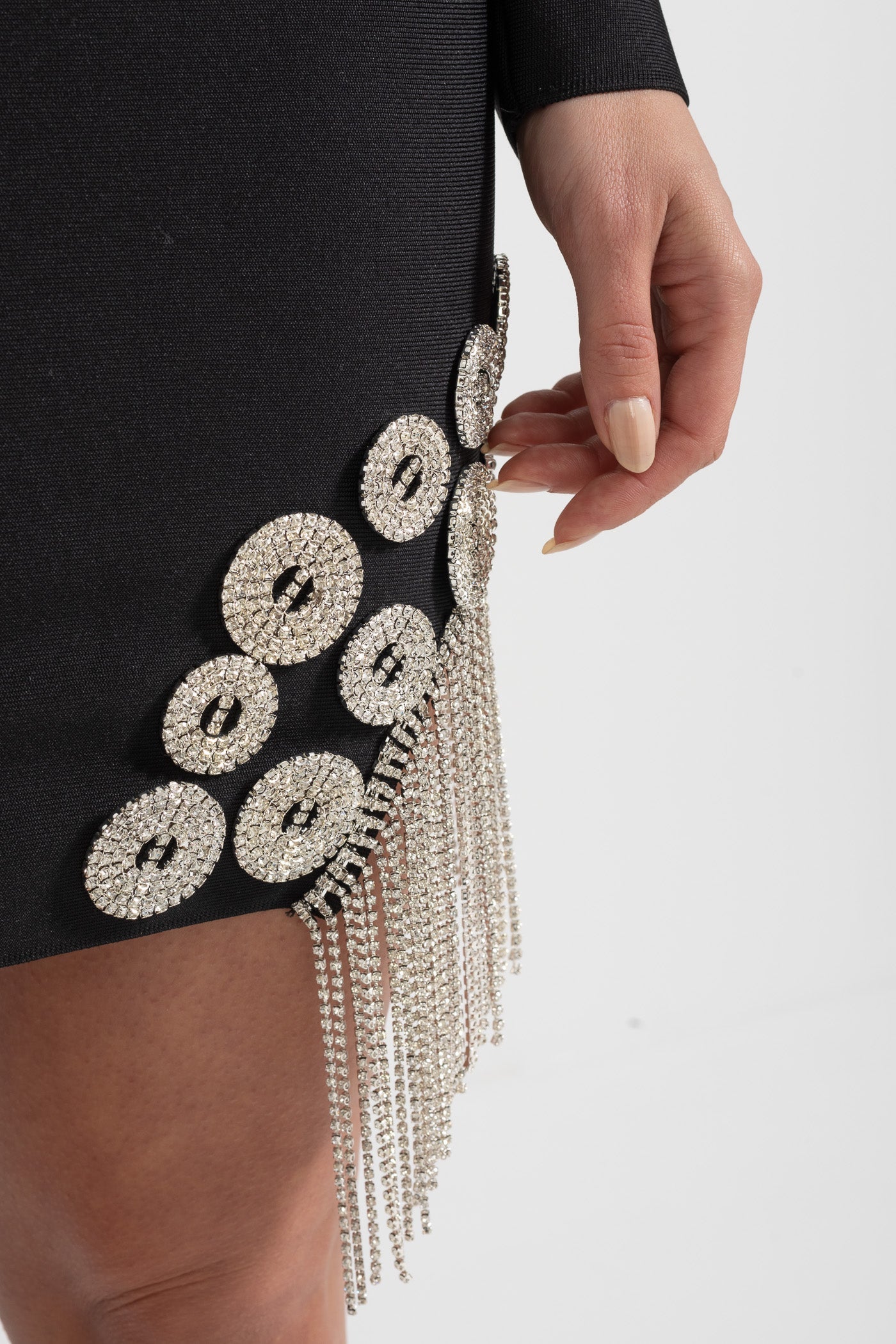 Blazer-Kleid mit Kristallverzierung, strukturierten Schultern, tiefem V-Ausschnitt und funkelndem Fransenabschluss – Schwarz