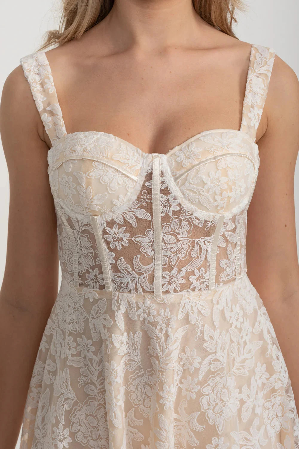 Elegantes Spitzenkleid mit figurbetontem Oberteil und zarten Blumenmustern - Ivoire