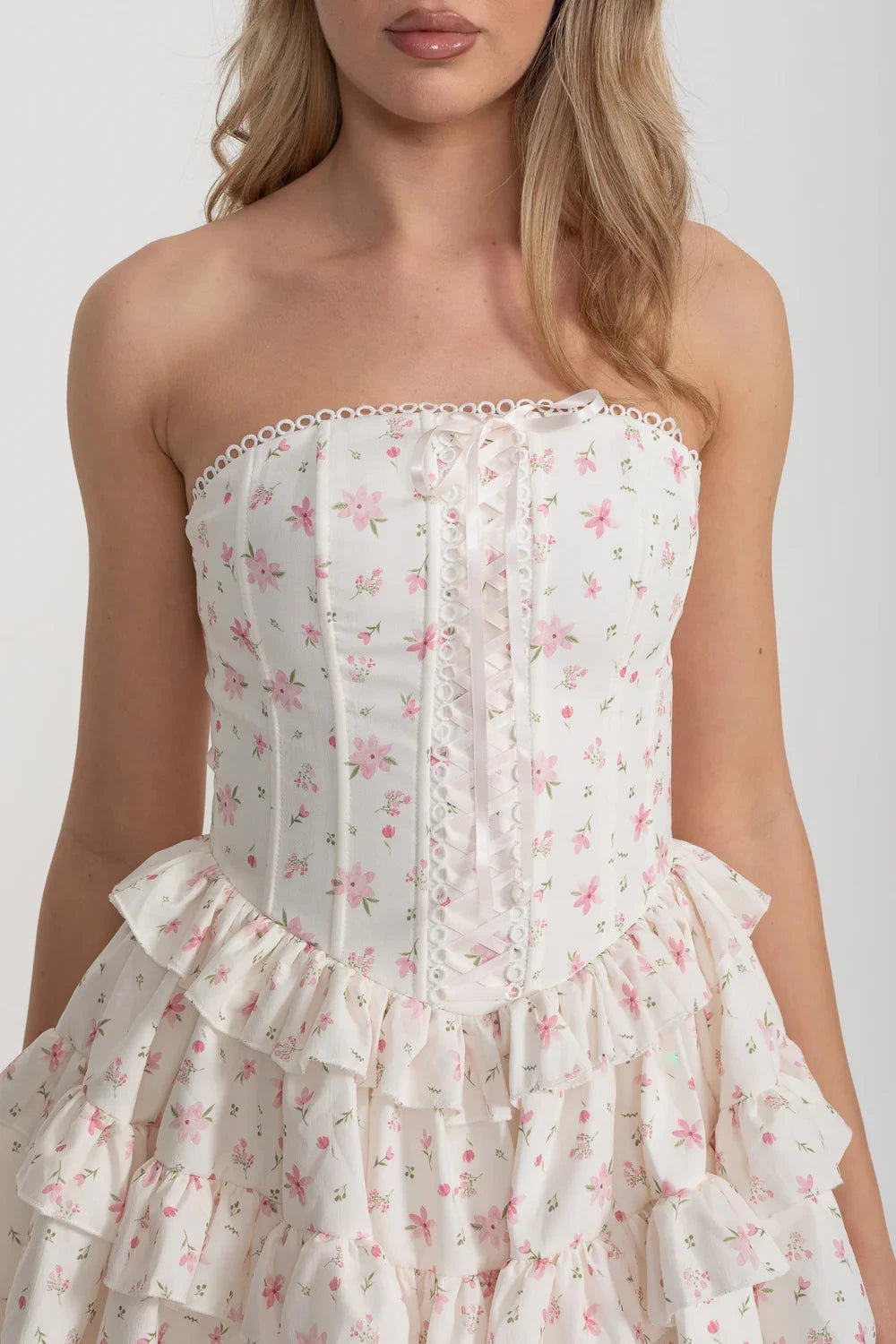 Korsett-Minikleid mit Band-Schnürdetail und mehrlagigem, gerafftem Rock - Weiß/Pink