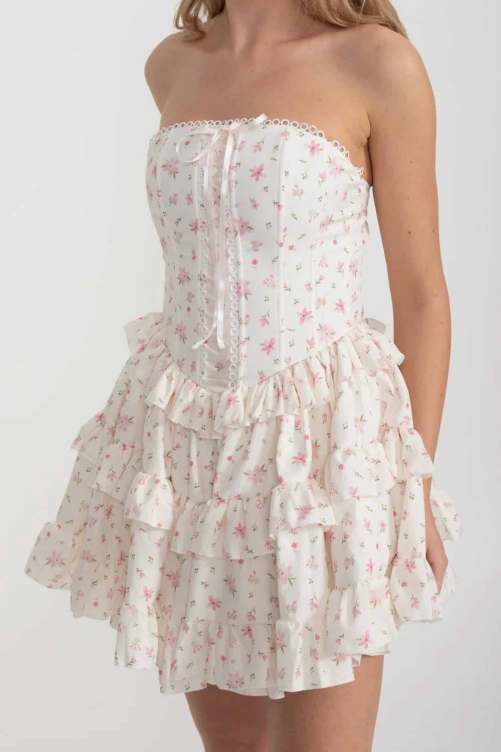 Korsett-Minikleid mit Band-Schnürdetail und mehrlagigem, gerafftem Rock - Weiß/Pink
