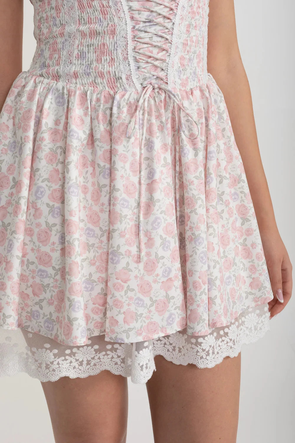 Ärmelloses Sommerkleid mit rosa Blumenmuster und Schnürdetail vorne – Weiß