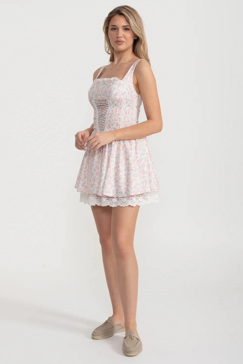 Ärmelloses Sommerkleid mit rosa Blumenmuster und Schnürdetail vorne – Weiß