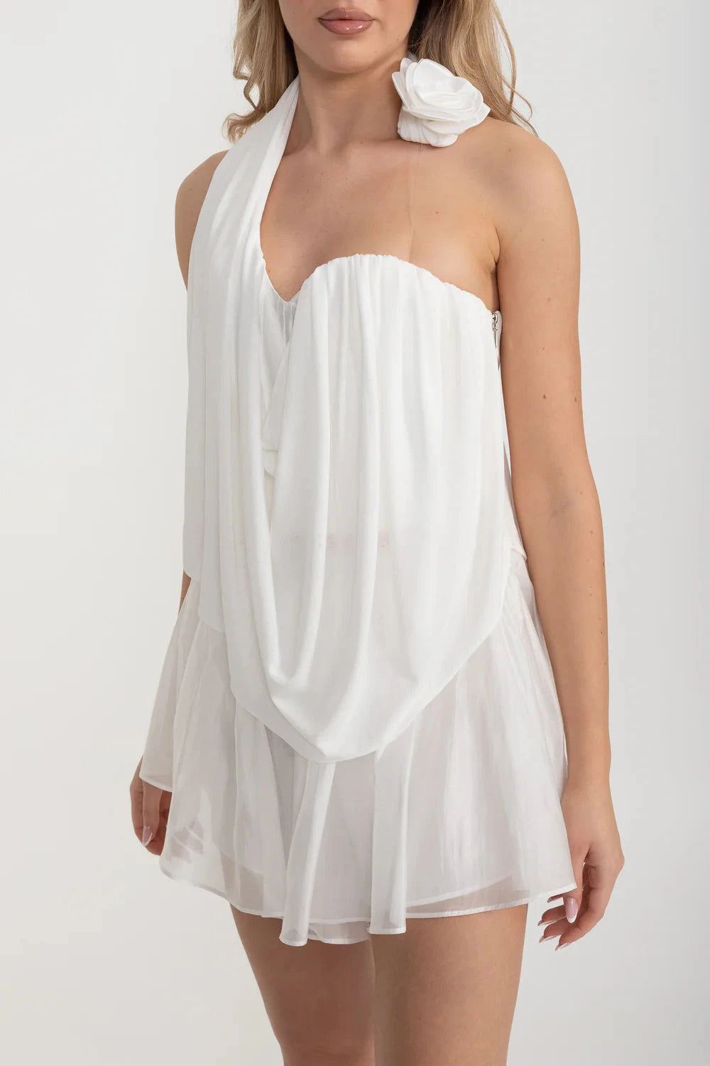 Drapierter Co-Ord mit blumenverziertem Oberteil und passendem transparentem Rock - Weiß