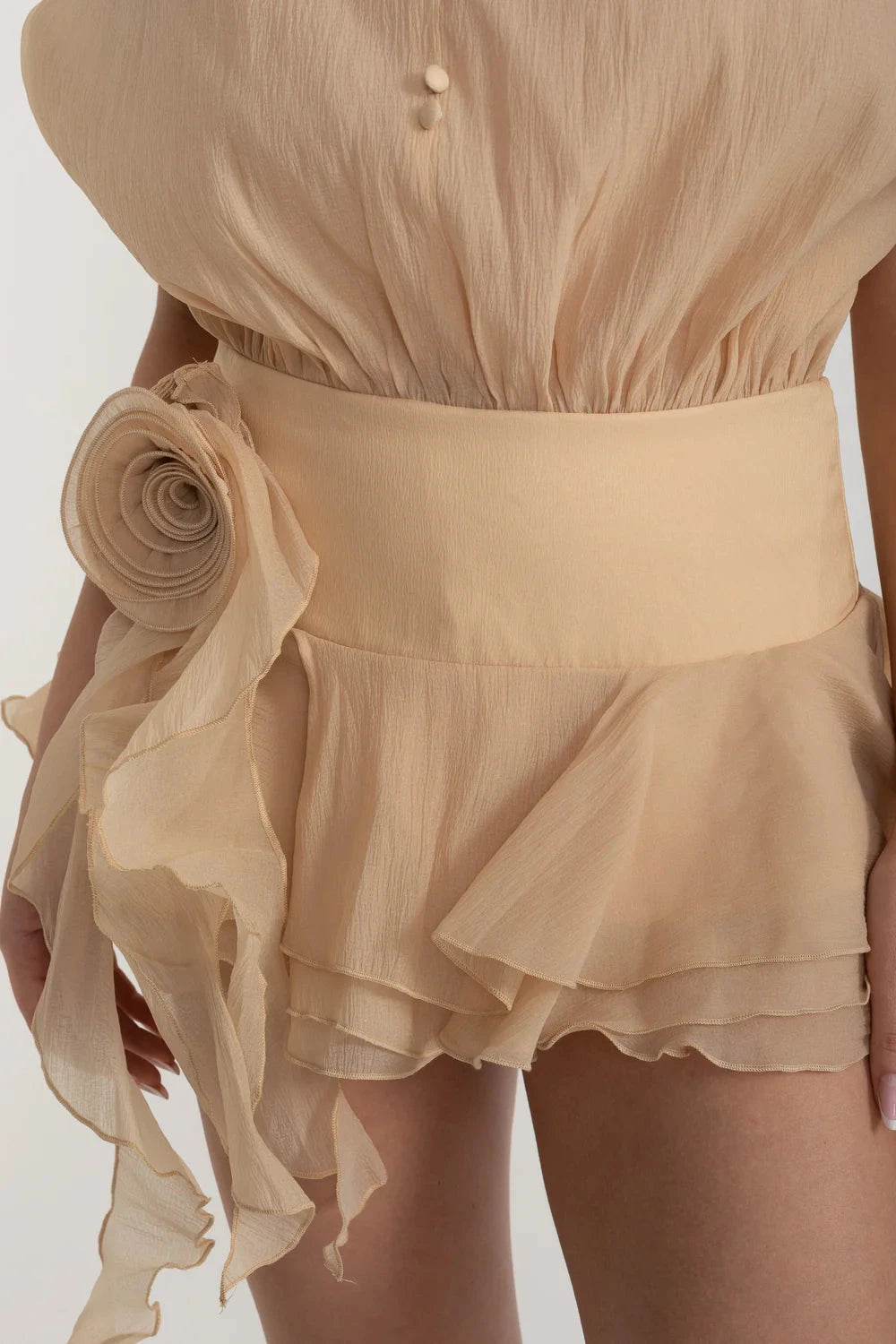 Elegantes Minikleid mit Peplum-Saum und Rosettenverzierung an der Taille - Beige