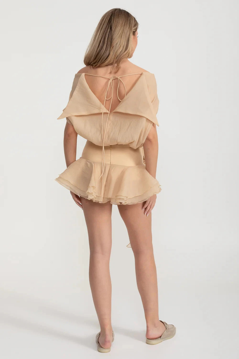Elegantes Minikleid mit Peplum-Saum und Rosettenverzierung an der Taille - Beige