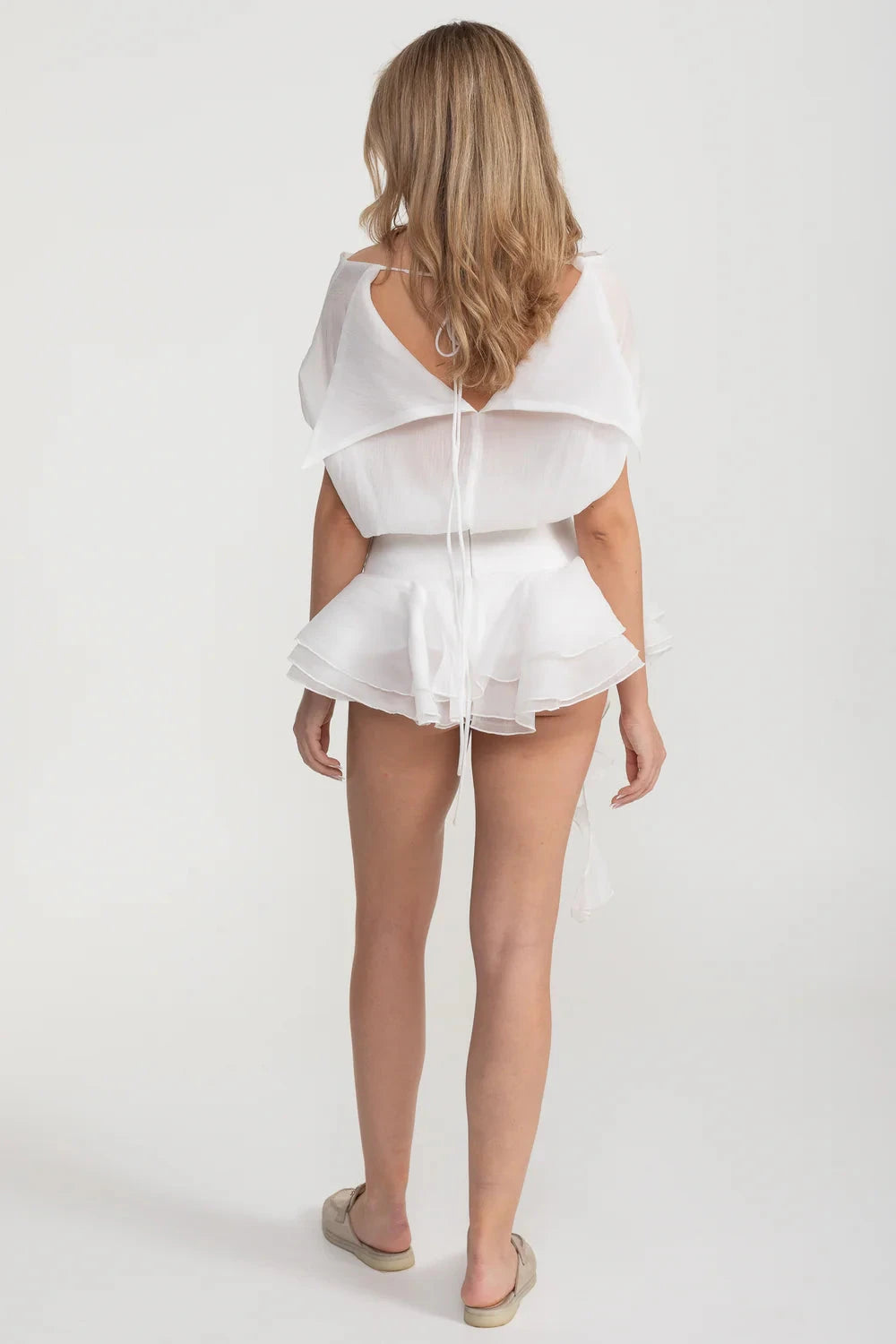 Elegantes Minikleid mit Peplum-Saum und Rosettenverzierung an der Taille - Weiß