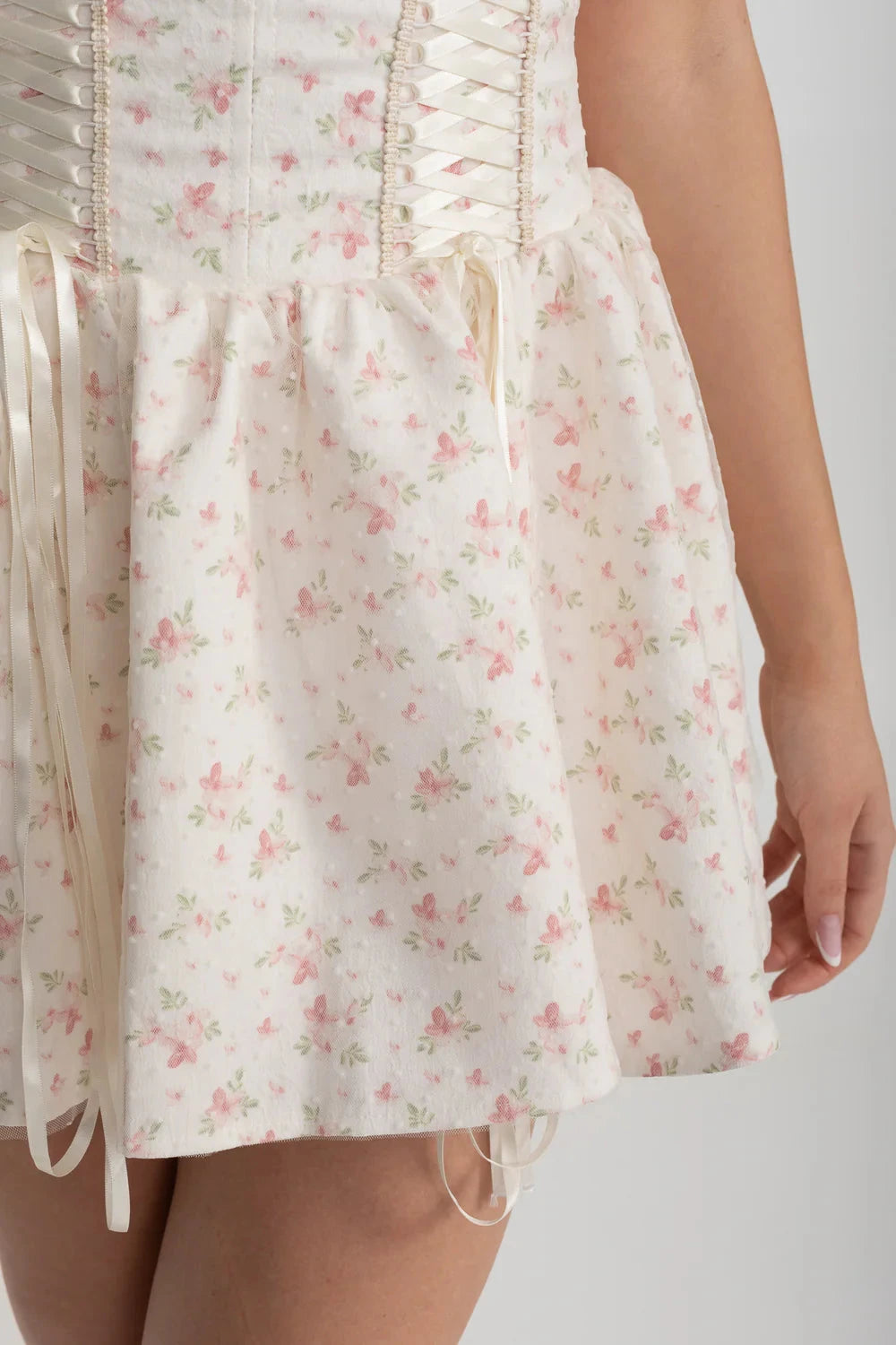 Corsagen-Minikleid mit Sweetheart-Ausschnitt und zartem Blumenmuster – Weiß/Pink