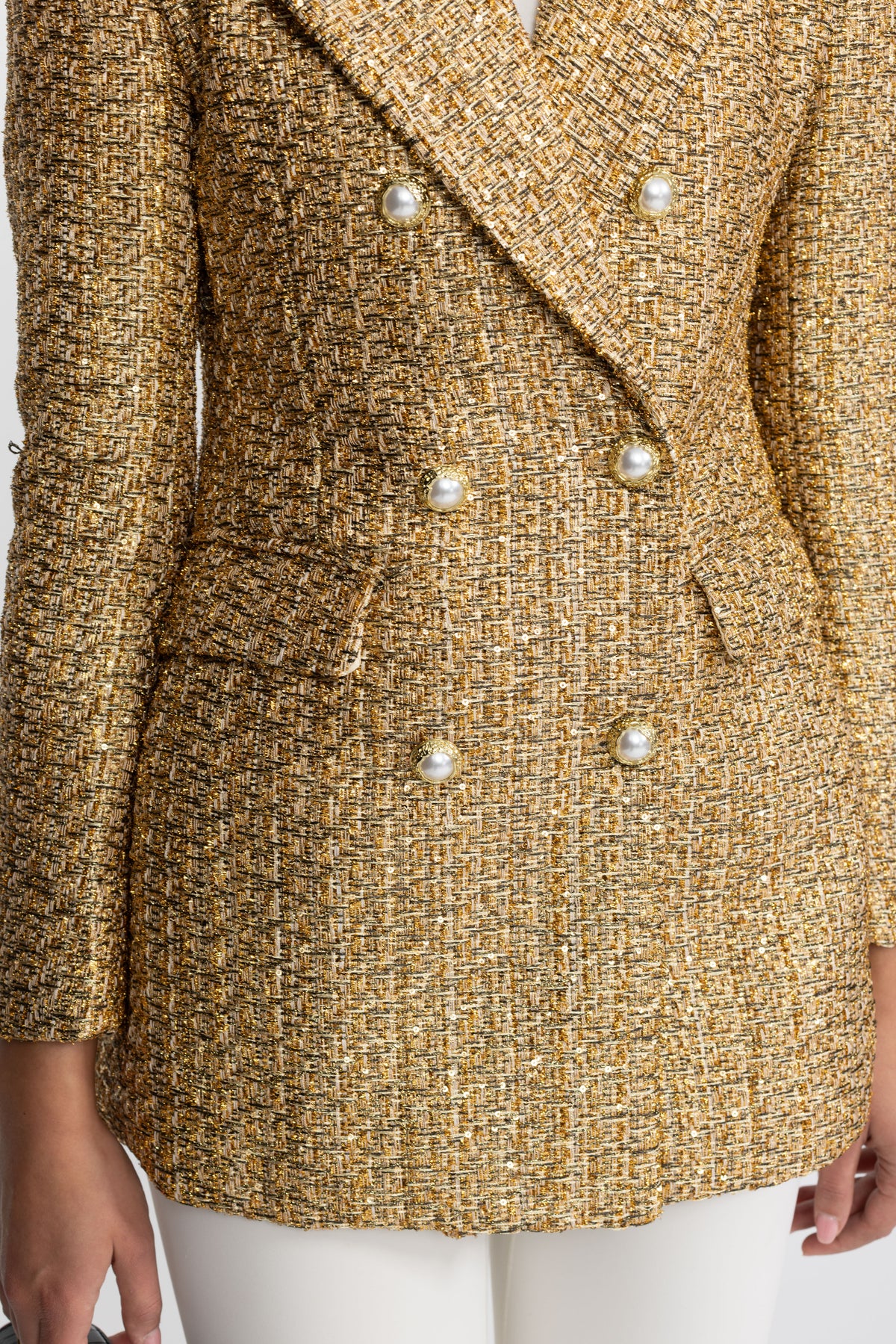 Doppelreihiger Blazer aus Metallic-Tweed mit Perlmuttknöpfen – Gold