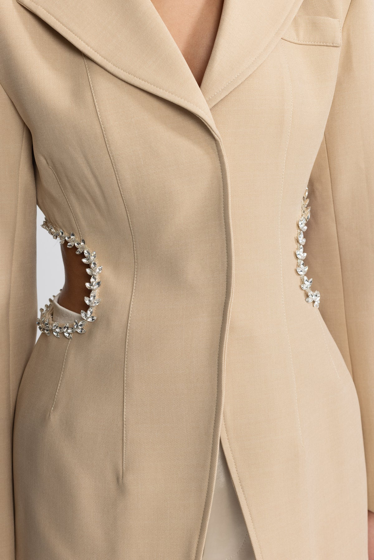 Taillierter Blazer mit Kristallbesatz und Cut-out an der Taille - Beige