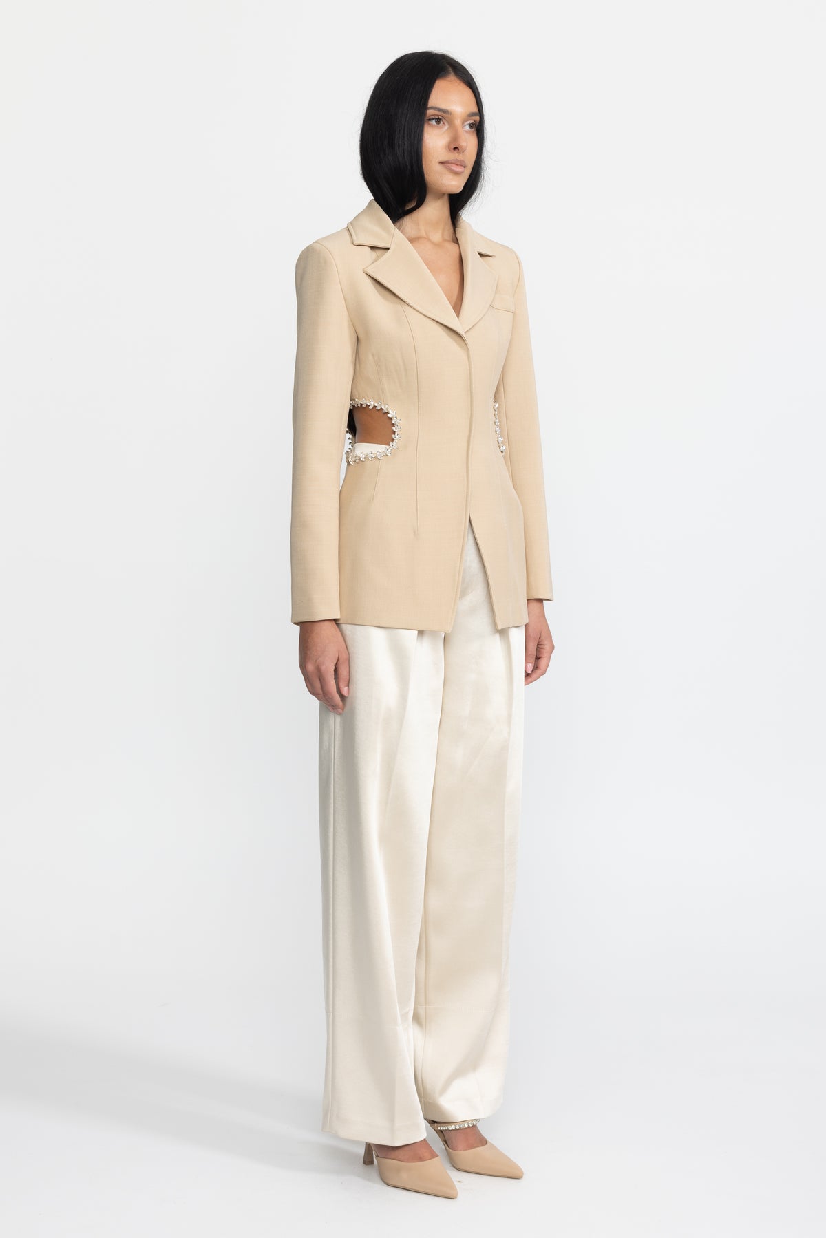 Taillierter Blazer mit Kristallbesatz und Cut-out an der Taille - Beige