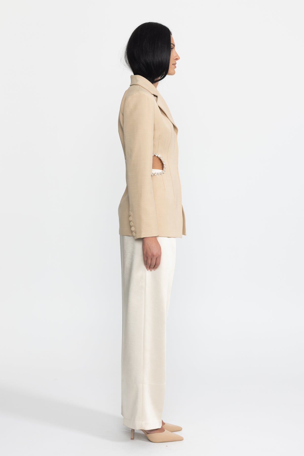 Taillierter Blazer mit Kristallbesatz und Cut-out an der Taille - Beige
