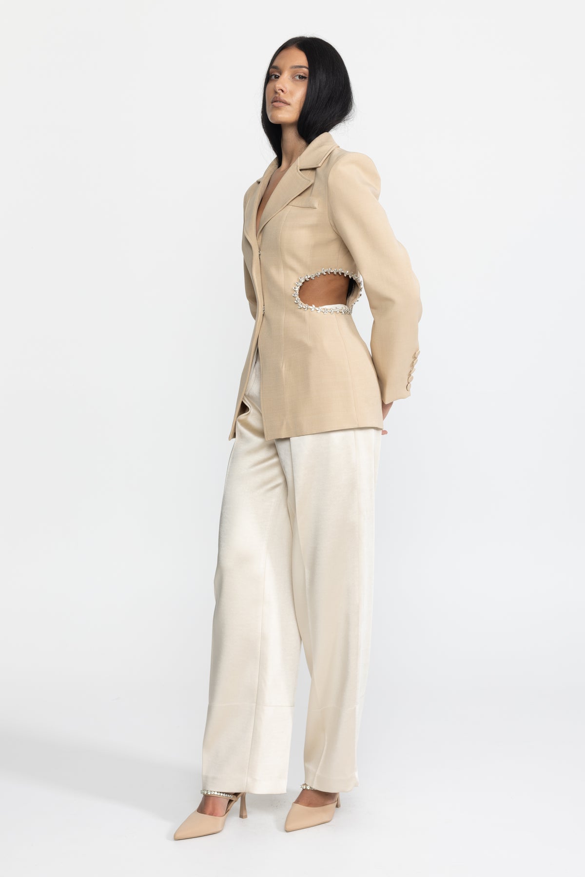 Taillierter Blazer mit Kristallbesatz und Cut-out an der Taille - Beige