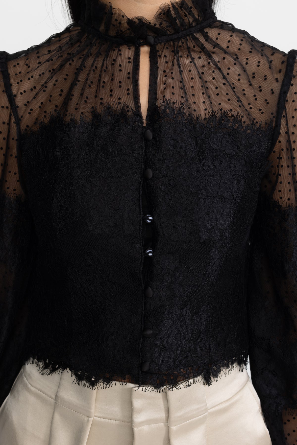 Cropped-Bluse mit Rüschenkragen aus Spitze und Punkt-Mesh – Schwarz