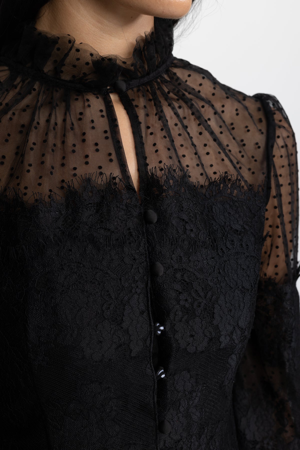 Cropped-Bluse mit Rüschenkragen aus Spitze und Punkt-Mesh – Schwarz