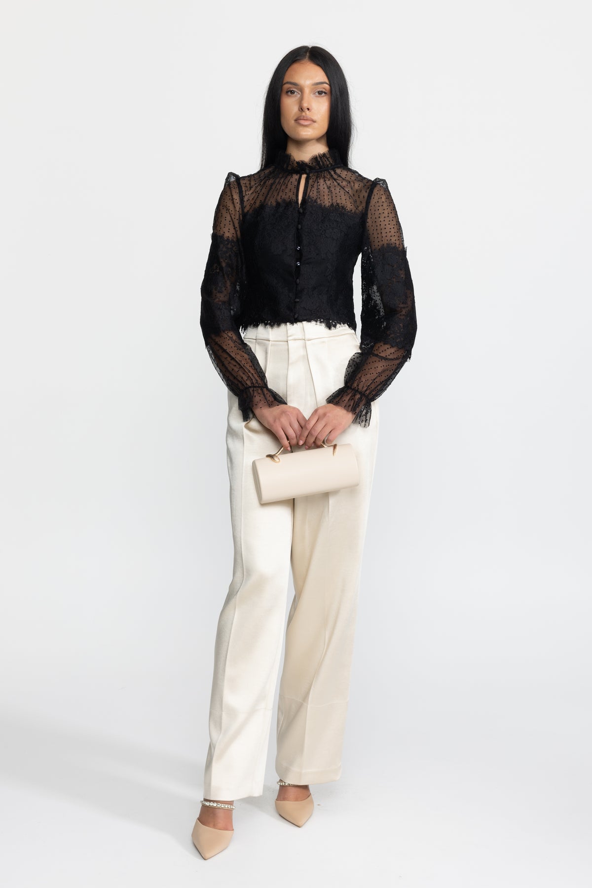 Cropped-Bluse mit Rüschenkragen aus Spitze und Punkt-Mesh – Schwarz