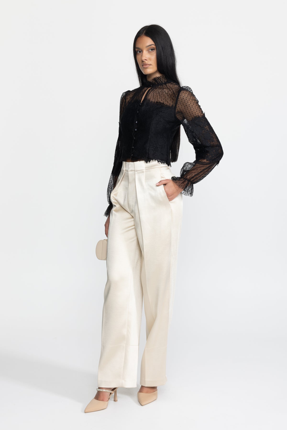 Cropped-Bluse mit Rüschenkragen aus Spitze und Punkt-Mesh – Schwarz