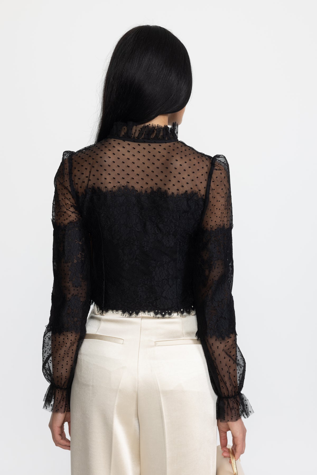 Cropped-Bluse mit Rüschenkragen aus Spitze und Punkt-Mesh – Schwarz