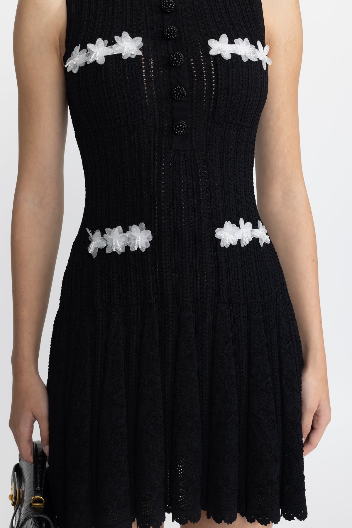 Pointelle-Strick-Minikleid mit Organza-Blütenbesatz - Schwarz
