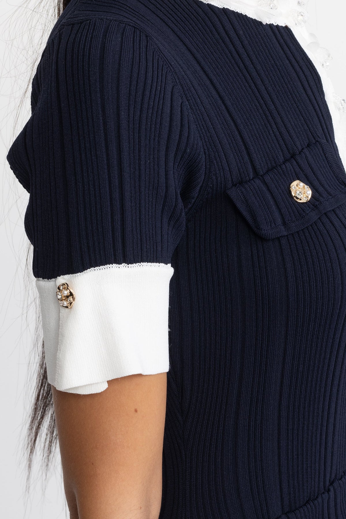 Plissiertes Midikleid aus Strick mit Rüschenbesatz - Navy