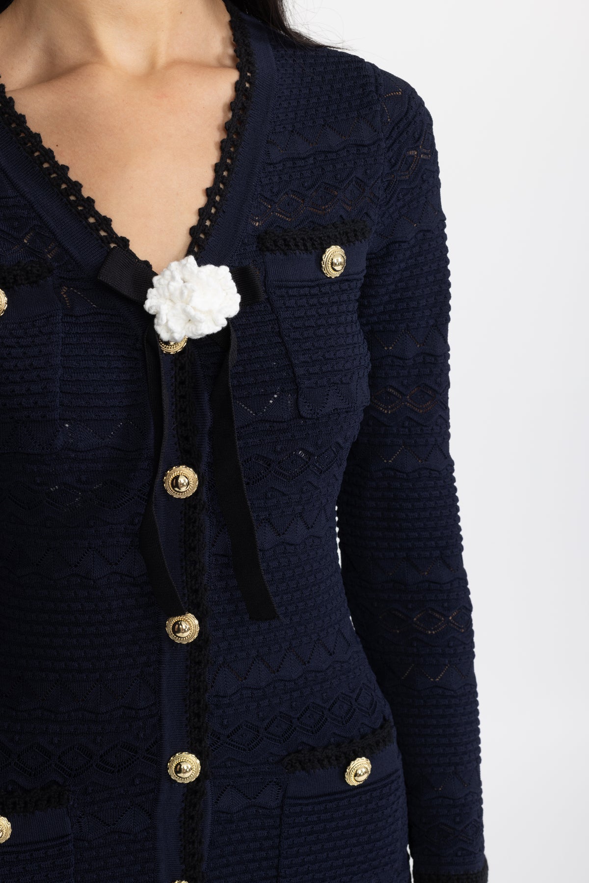 Midi-Strickkleid mit Knopfleiste, Häkelbesatz und Blumenbrosche - Marineblau