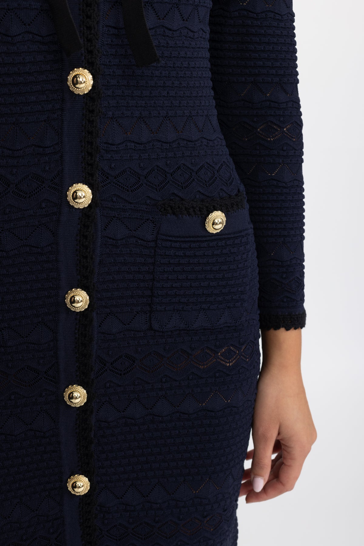 Midi-Strickkleid mit Knopfleiste, Häkelbesatz und Blumenbrosche - Marineblau