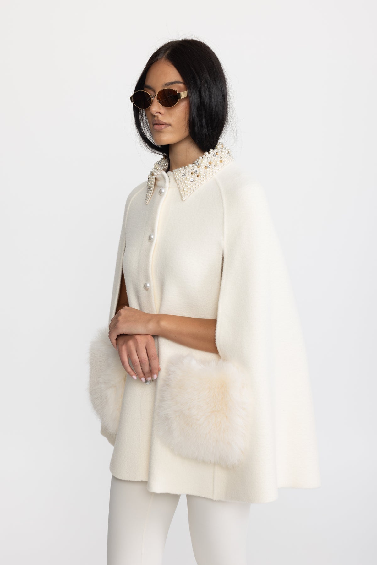 Cape mit perlenbesetztem Kragen und Taschen aus Faux Fur - Ivoire