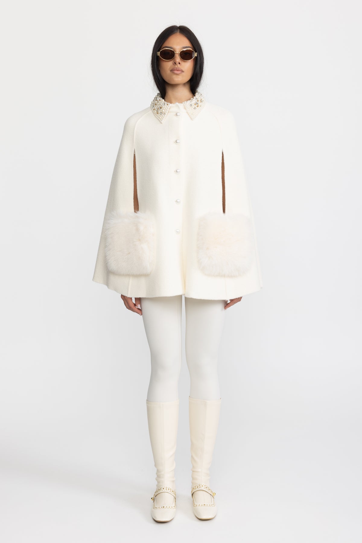 Cape mit perlenbesetztem Kragen und Taschen aus Faux Fur - Ivoire