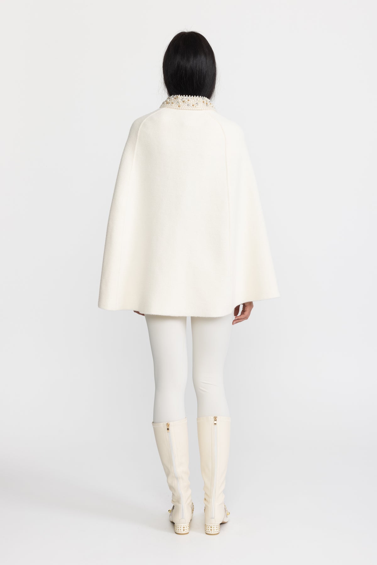 Cape mit perlenbesetztem Kragen und Taschen aus Faux Fur - Ivoire