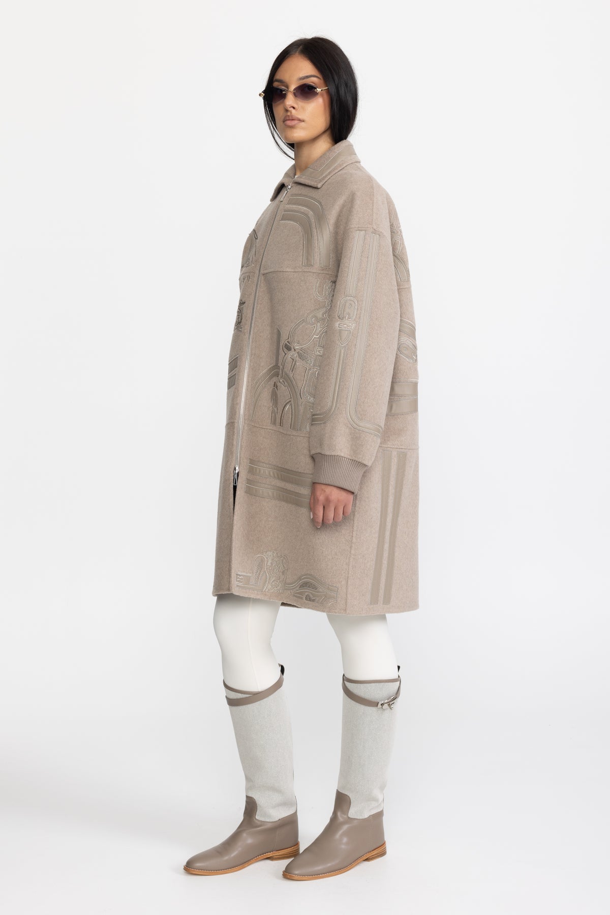Wollmantel mit Reißverschluss, Reit-Applikation und Stickerei - Taupe