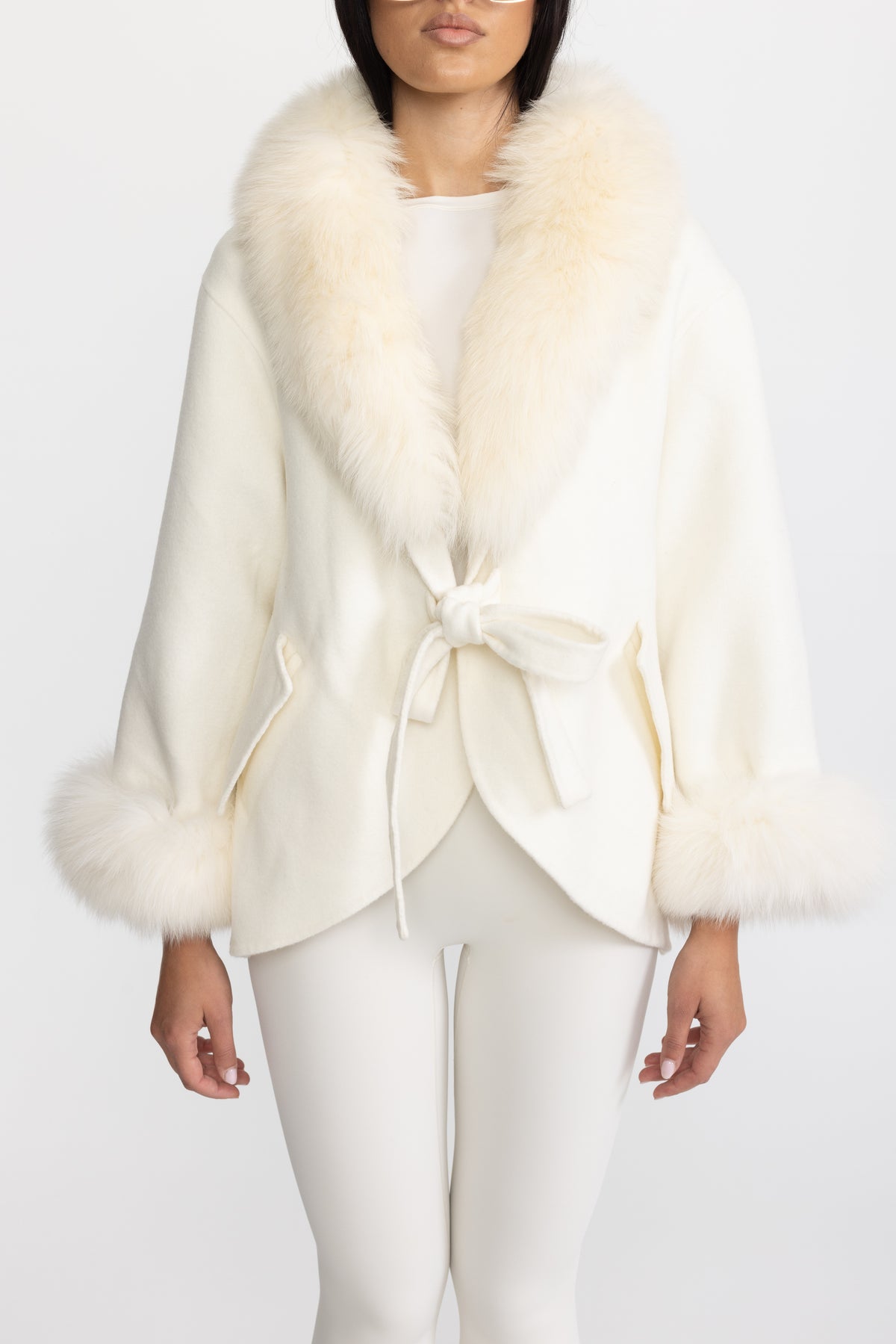 Kaschmirmantel mit übergroßem Fuchsfellkragen – Off White