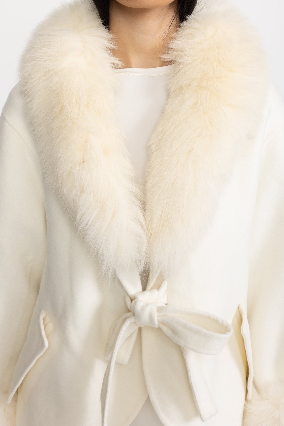 Kaschmirmantel mit übergroßem Fuchsfellkragen – Off White