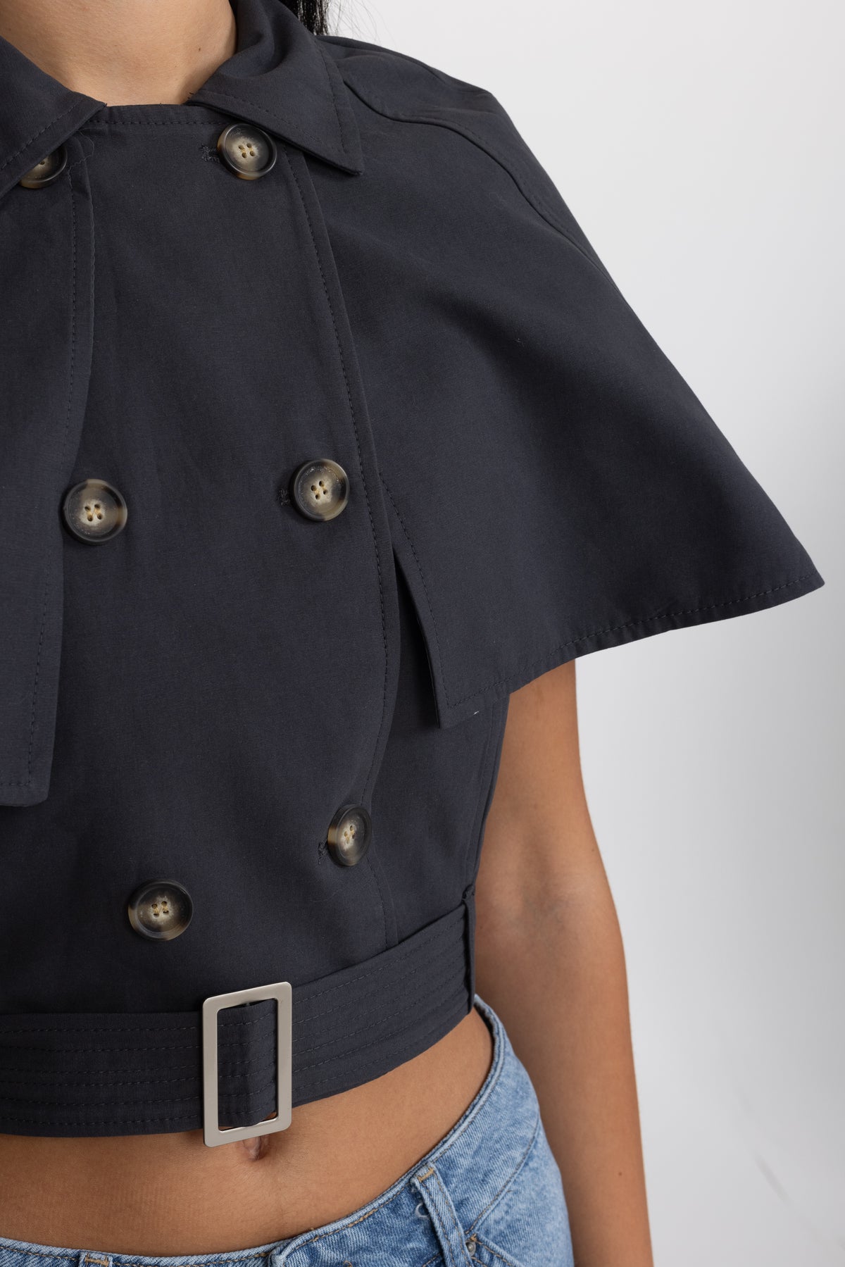 Kurz geschnittenes Trench-Cape-Top mit Gürtel - Navy