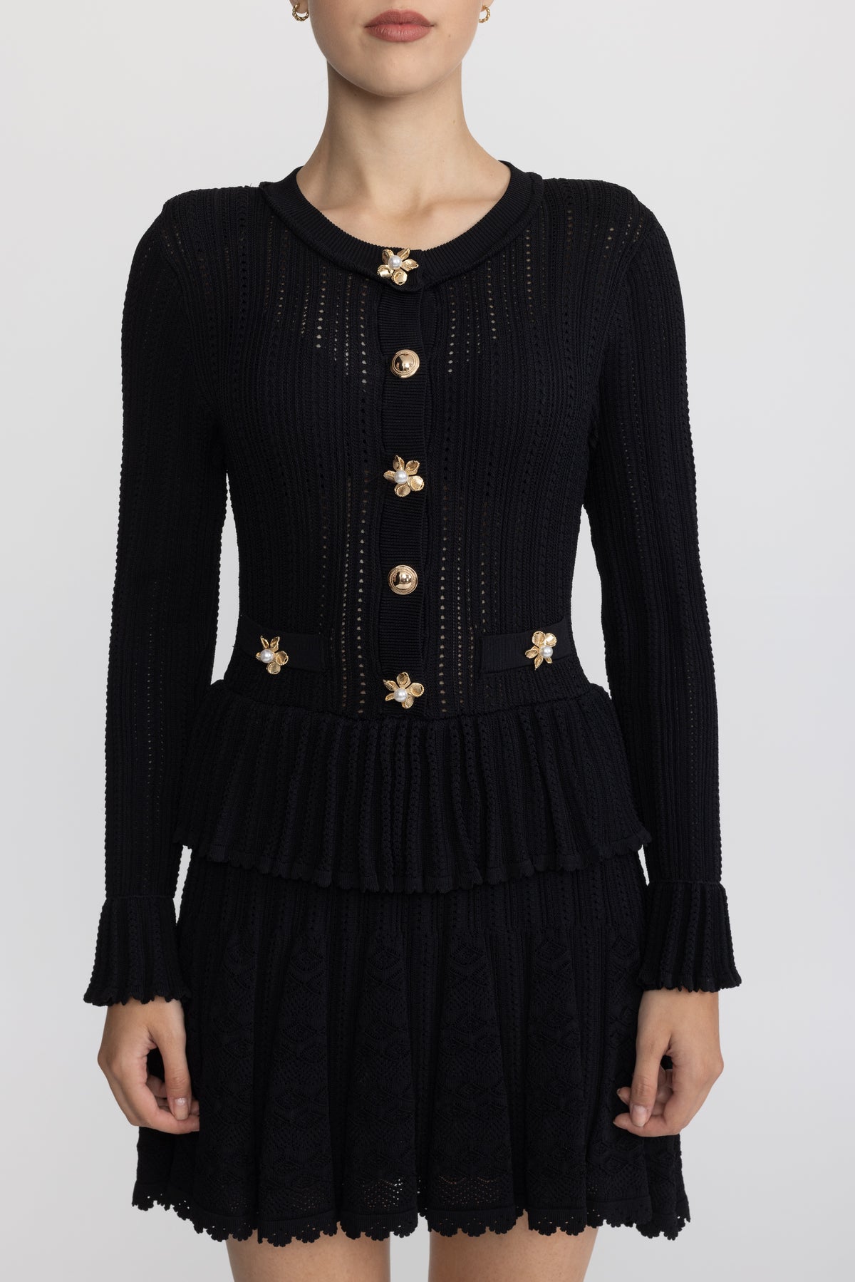Pointelle-Strick-Minikleid mit Schößchen und Blumenknöpfen - Schwarz