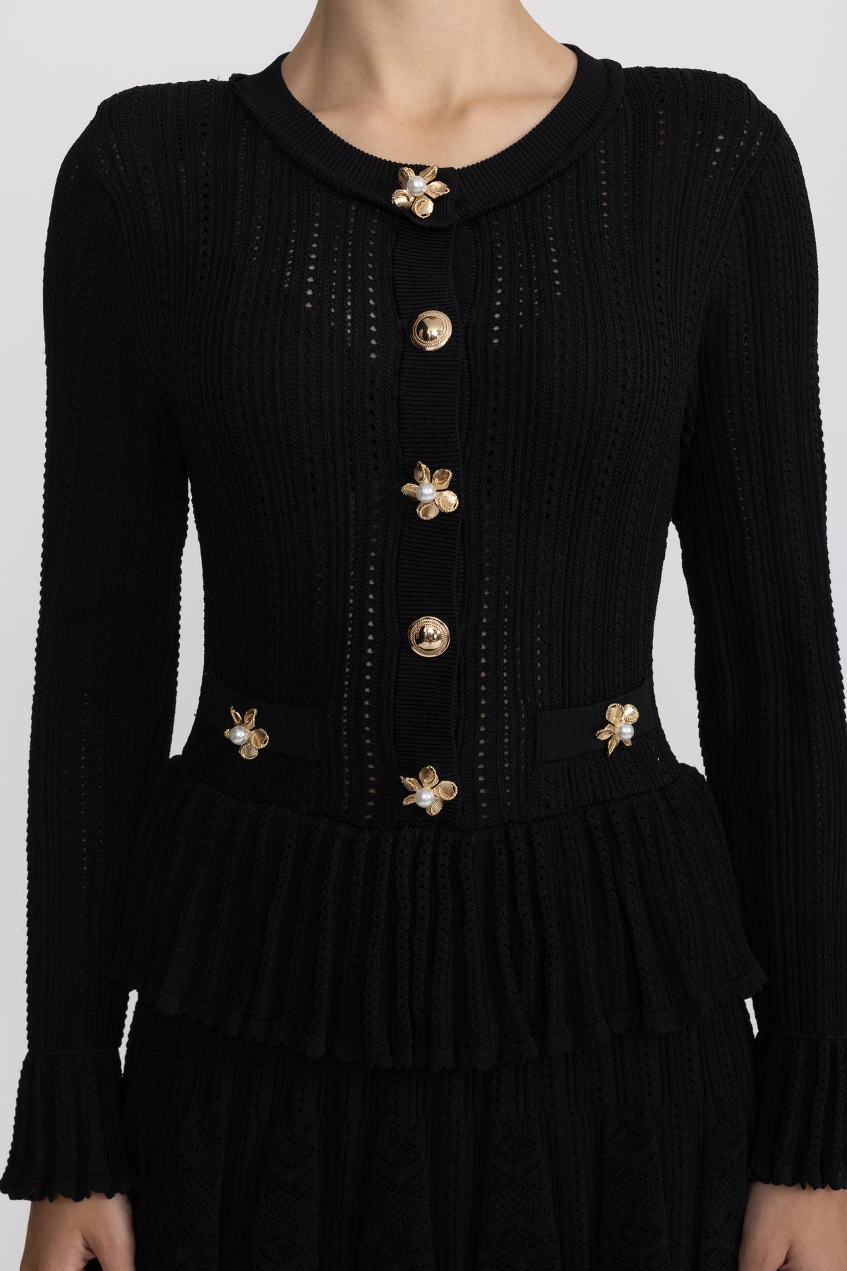 Pointelle-Strick-Minikleid mit Schößchen und Blumenknöpfen - Schwarz