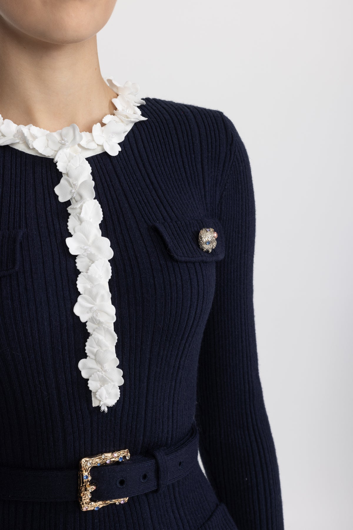 Geripptes Mini-Kleid mit floralen Rüschen und Gürtel - Navy