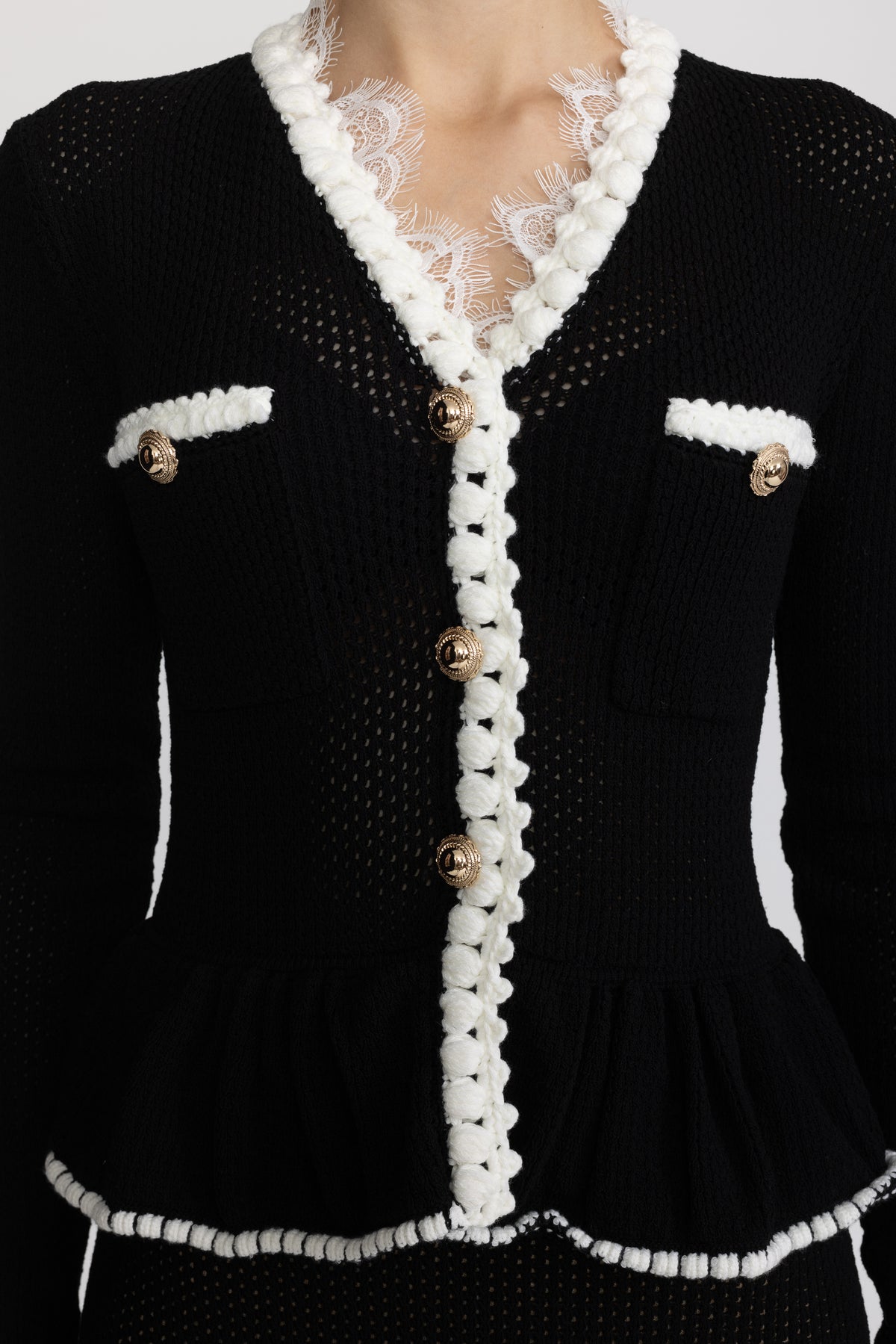 Maxikleid aus Häkelstrick mit Spitzenbesatz und Schößchen - Schwarz