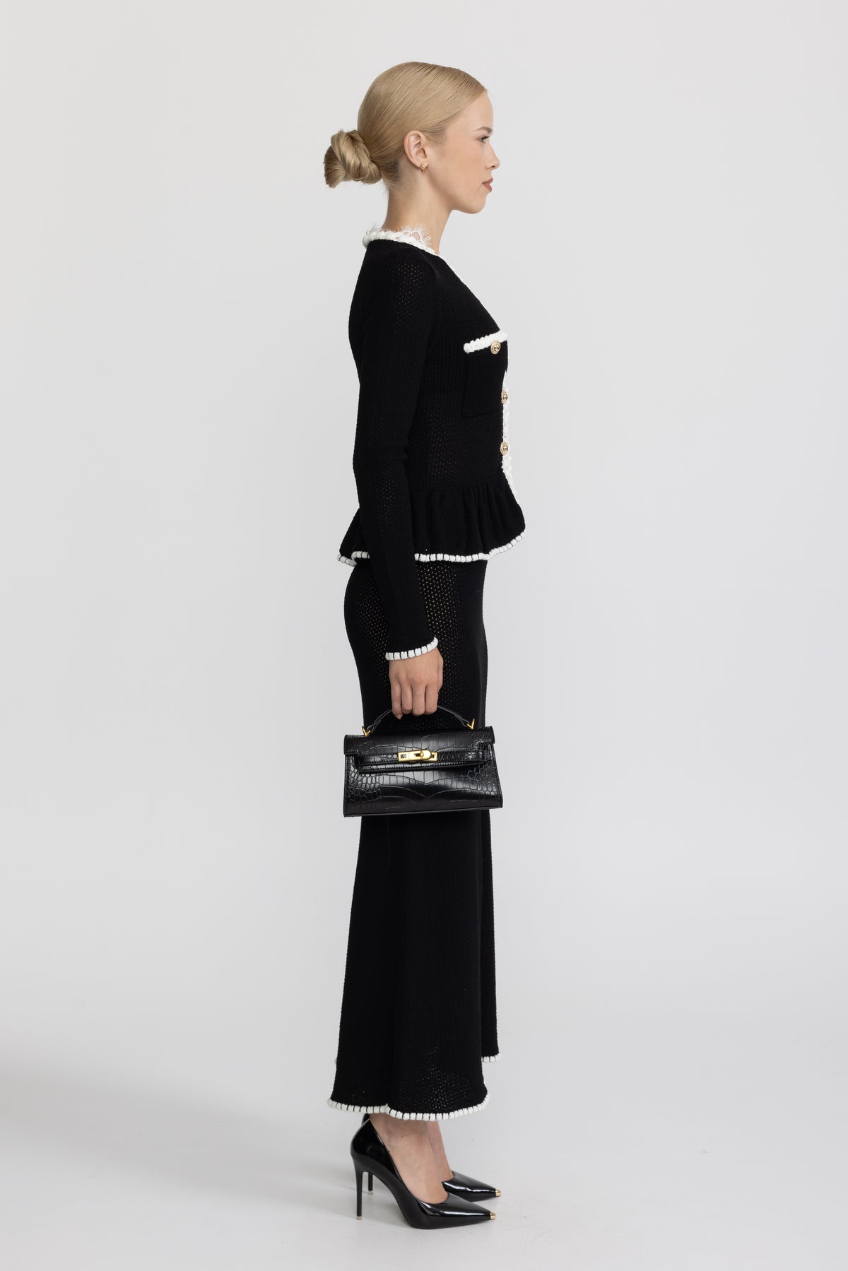 Maxikleid aus Häkelstrick mit Spitzenbesatz und Schößchen - Schwarz