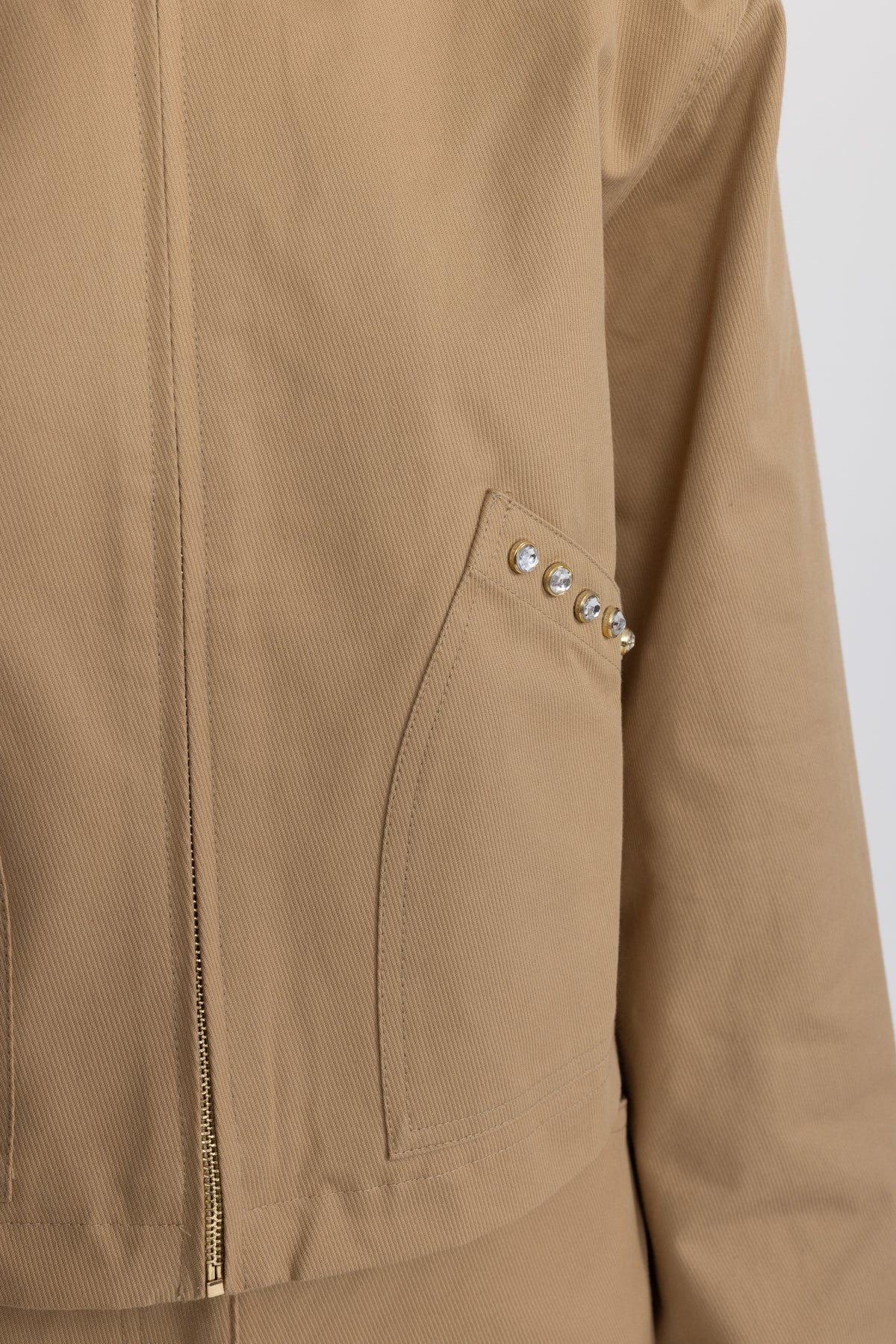 Verkürzte Canvas-Jacke mit Reißverschluss und Kristallnieten - Khaki